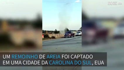 Um remoinho de areia invade estrada nos EUA