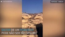 Homem salta de penhasco e cai em embarcação