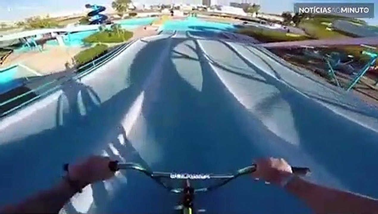 Jovem se aventura de BMX em tobogãs de parques...