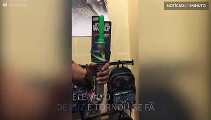 Bebê se diverte com sabre de luz de Star Wars