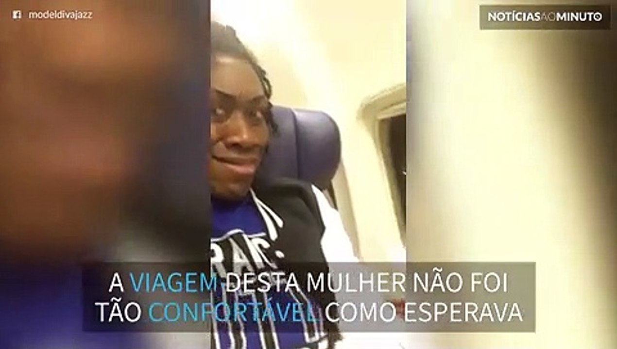 Par de pés visita passageira dentro de avião