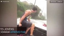 Jovens se divertem em ruas alagadas por Furacão Irma