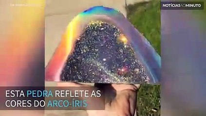 Impressionante pedra reflete as cores do arco-íris