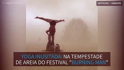 Burning Man: Casal pratica yoga em meio a tempestade de areia