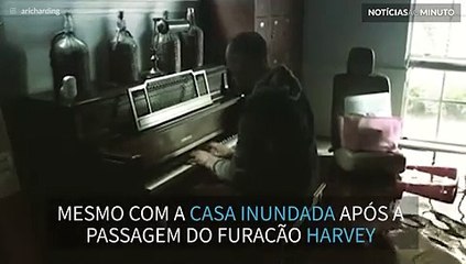 Emocionante: Pastor toca piano em casa inundada no Texas