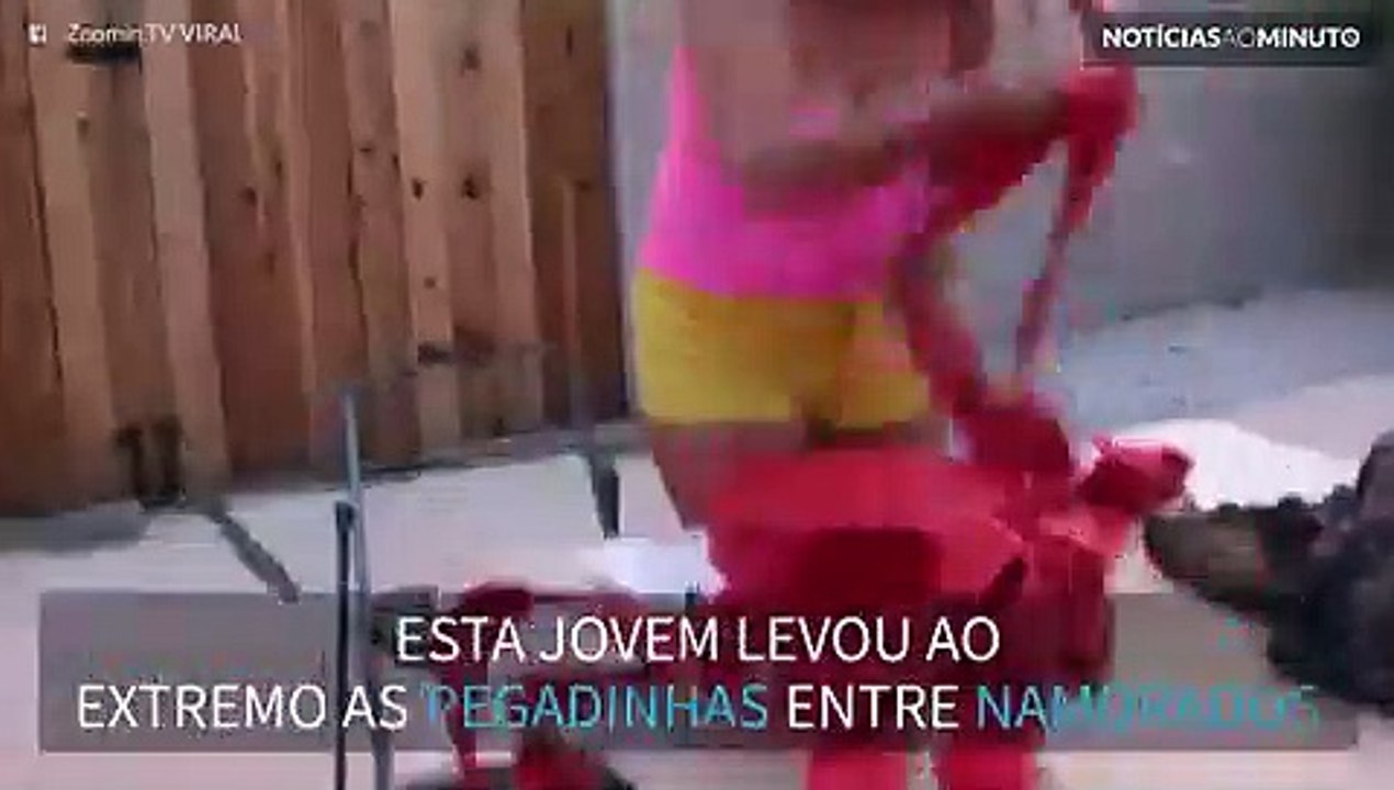 Jovem explode 8 mil bombinhas na cama do namorado