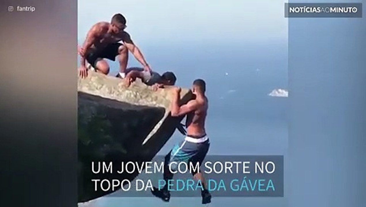 Jovem se pendura perigosamente na Pedra de Gávea
