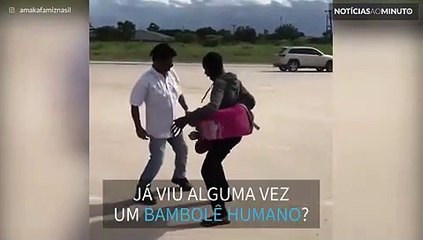 Hilário: Dança com bambolê humano