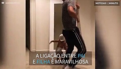 Fofura extrema: Pai e filha dançam juntos no espelho