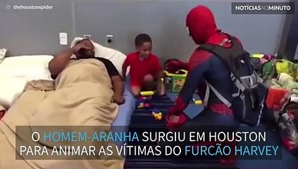 Homem-aranha anima desabrigados do furacão Harvey