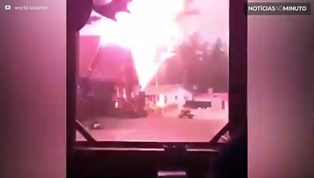 Relâmpago violento destrói árvore em tempestade no Canadá