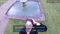 Mulher cai dentro de fonte ao tentar fazer pose para um drone