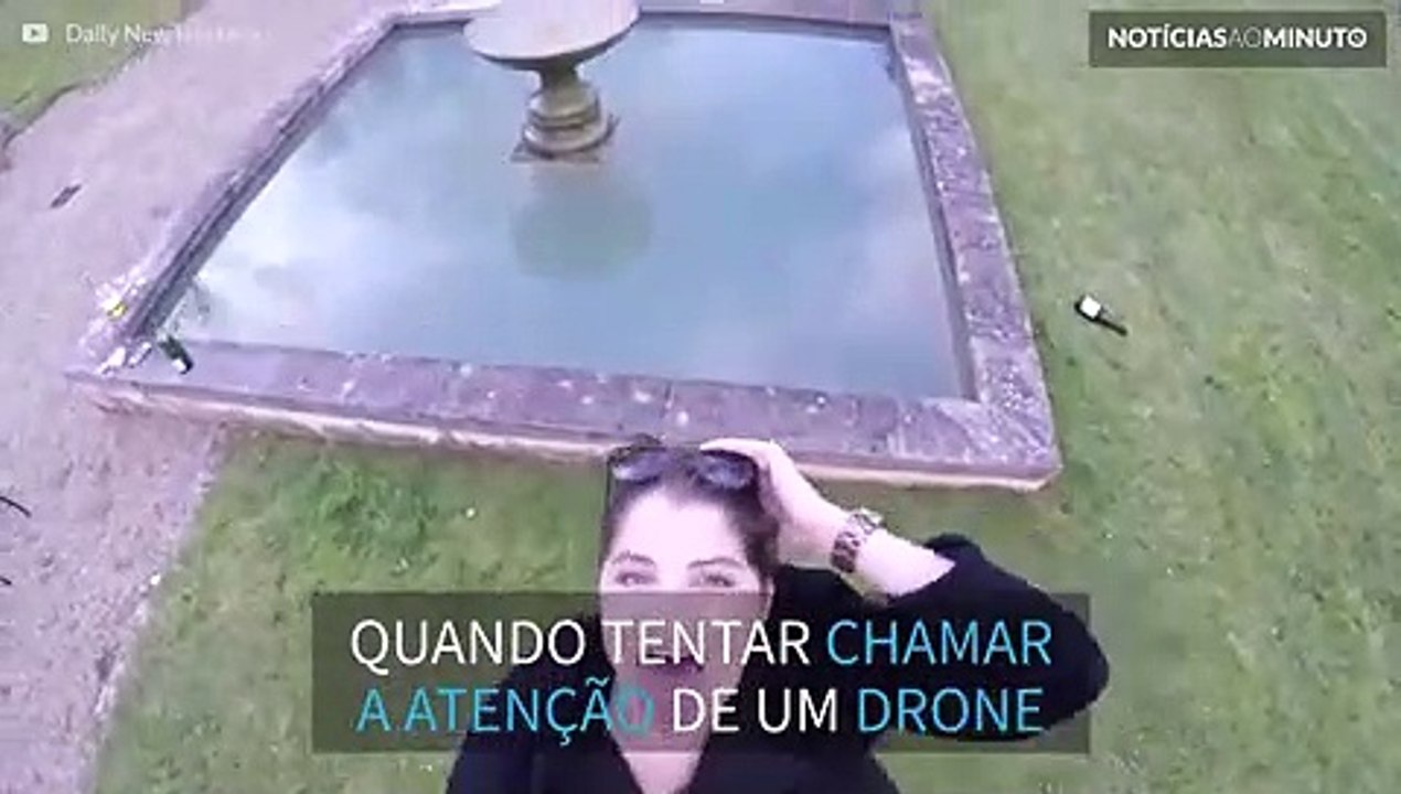 Mulher cai dentro de fonte ao tentar fazer pose para um drone