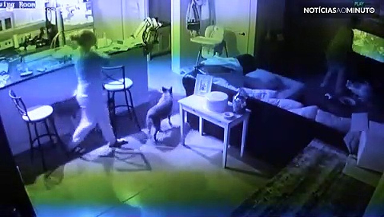 Assustador fantasma registrado por câmera de residência