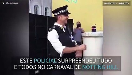 Policial dança e encanta multidão no Carnaval