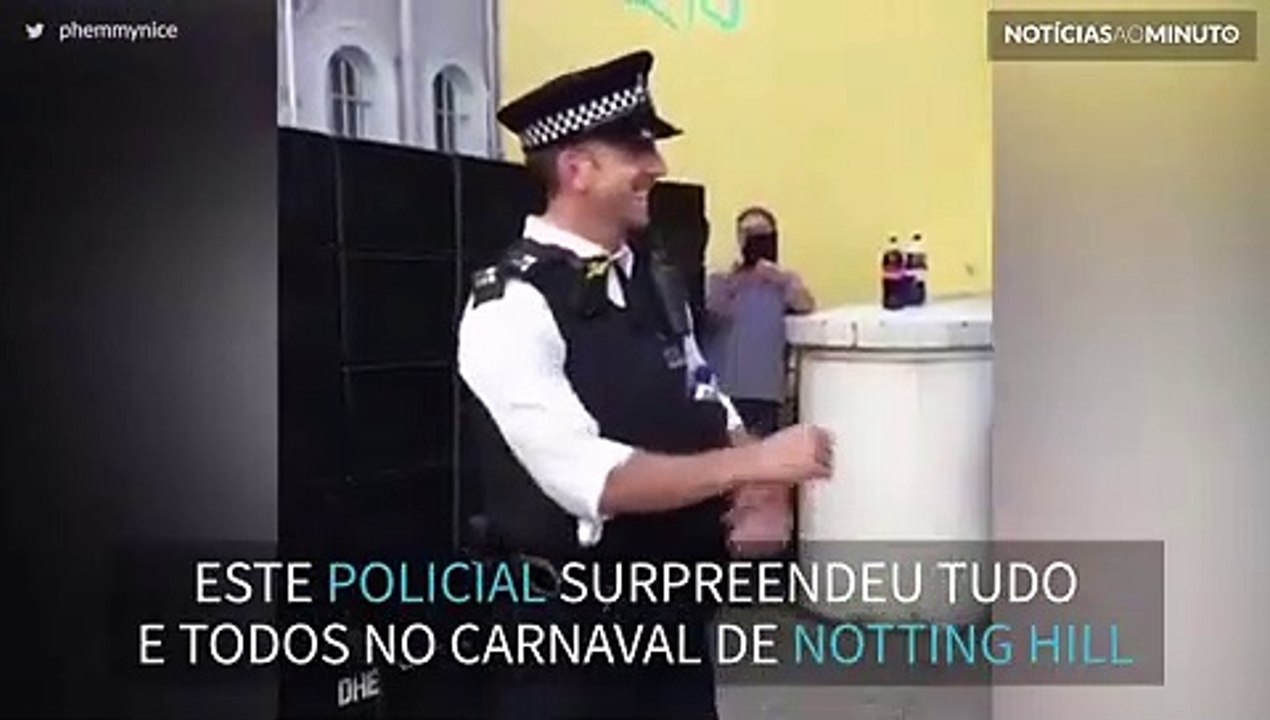 Policial dança e encanta multidão no Carnaval