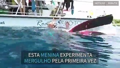 Menina aprende a fazer mergulho com pais em aula inspiradora