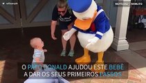 Bebê dá os primeiros passos com ajuda do Pato Donald