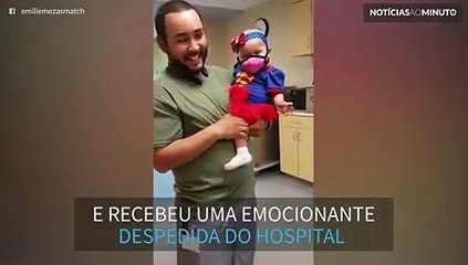 Em última sessão de quimioterapia, garotinha recebe adeus emocionante do hospital