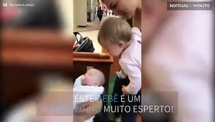 Bebê rouba chupeta de outro que estava dormindo!