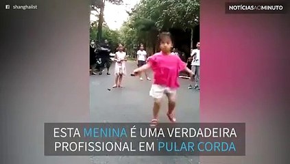 Pular corda? Tente chegar ao nível desta criança