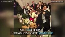 Cão leva alianças de donos ao altar