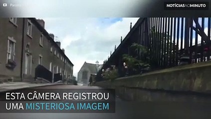 Fantasma filmando atravessando a rua na Irlanda do Norte