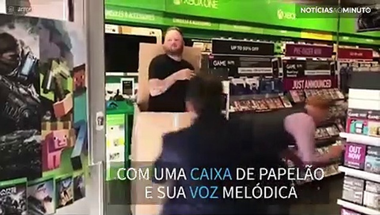Youtuber assusta pessoas na rua com caixa de papelão