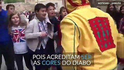 'Diabos' saltam sobre bebês em festa tradicional