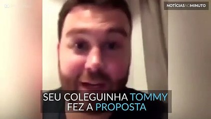 Menino leva anel de diamantes para escola e pede colega em casamento