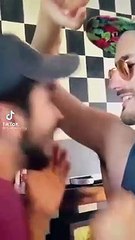 Camilo lame la axila de Ricky Montaner y son criticados en redes