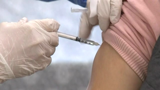 [뉴스라이브] 이틀째 신규 확진 400명대... 백신 접종 후 첫 사망, 인과성 조사 / YTN