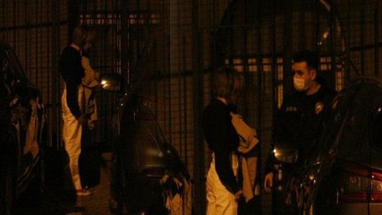Sevgilsini bıçaklayan kadın, ambulansa götürülürken tekme savurdu