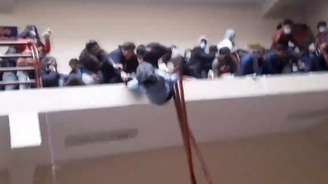 Pembatas Koridor Lantai 4 Jebol, 7 Mahasiswa Tewas