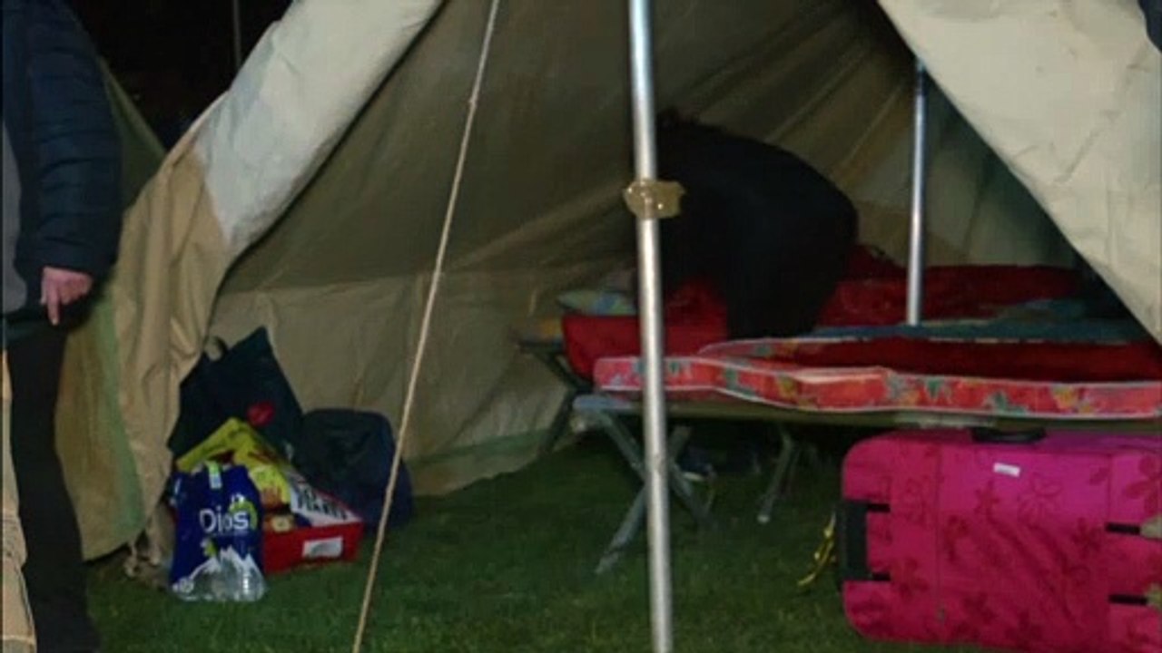 Δύσκολη διανυκτέρευση σε σκηνές και αυτοκίνητα στη Θεσσαλία