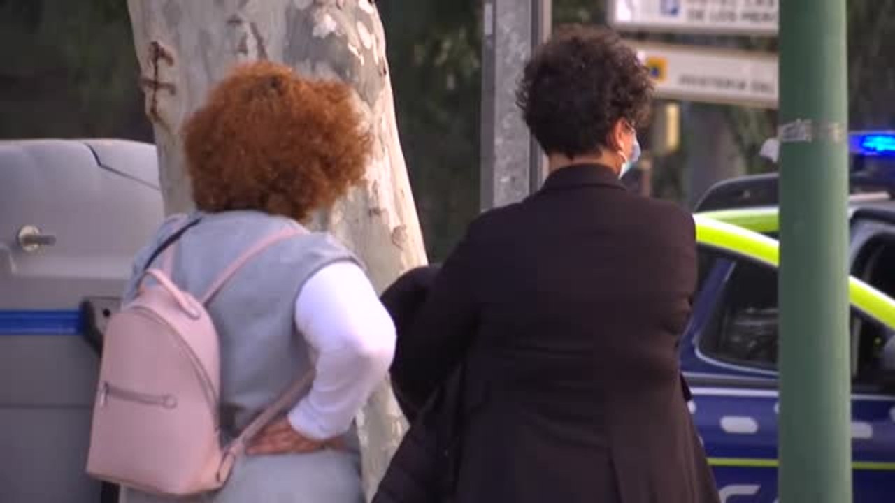 Atrapado bajo un autobús tras un grave accidente en Sevilla