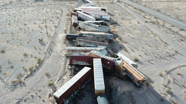 ABD'de yük trenine ait 44 vagon raydan çıktı