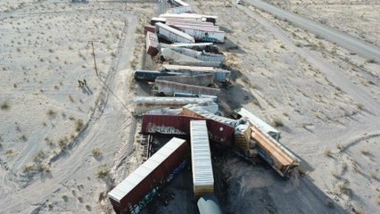 ABD'de yük trenine ait 44 vagon raydan çıktı