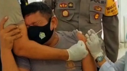 Takut Disuntik, Polisi Ini Berteriak Memanggil Ibunya saat Divaksin