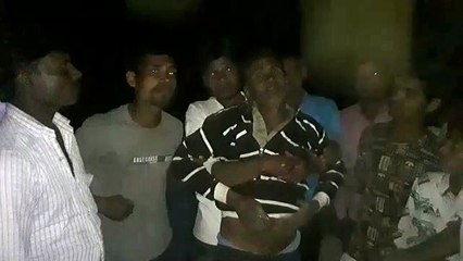 Télécharger la video: कंटेनर ने साइकिल सवार को रौंदा, मौत