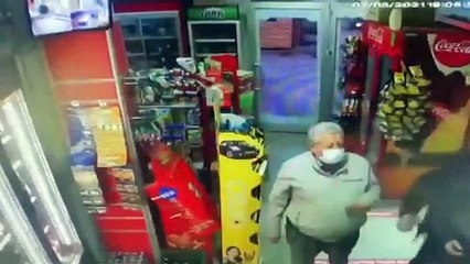 Markette, boğazına bıçak dayanan adamı müşteriler ile çalışanlar kurtardı