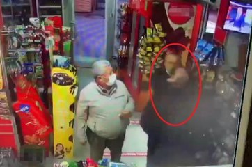 Markette, boğazına bıçak dayayan husumetlisinden müşteriler ile çalışanlar kurtardı