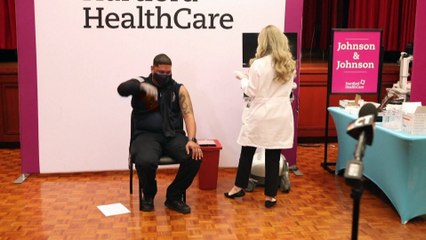 Joe Biden critica permissão "neandertal" de tirar a máscara