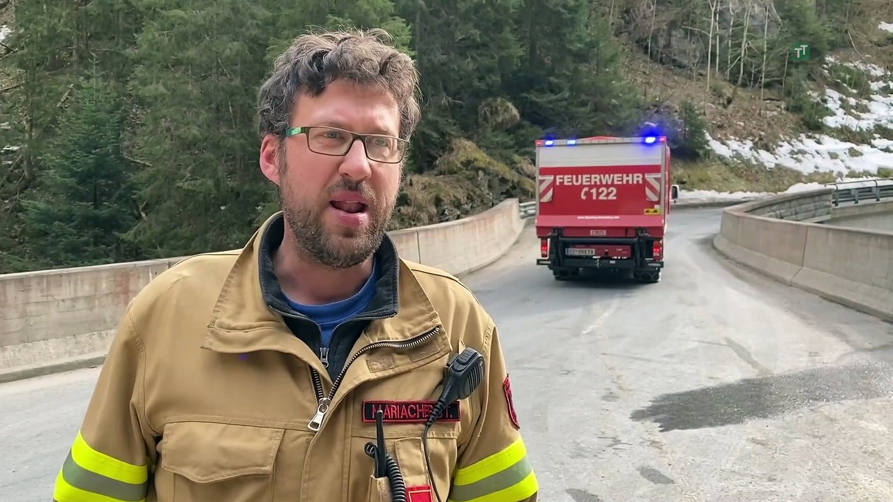 Felsbrocken zerstörte Straße nach Ginzling
