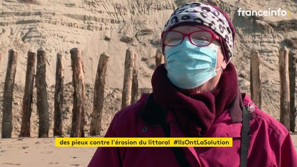 Dans la Manche, des poteaux plantés dans le sable pour lutter contre l’érosion