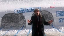 Artvin'de tünel isteyen şoförler seslerini duyurmak için kardan tünel yaptı