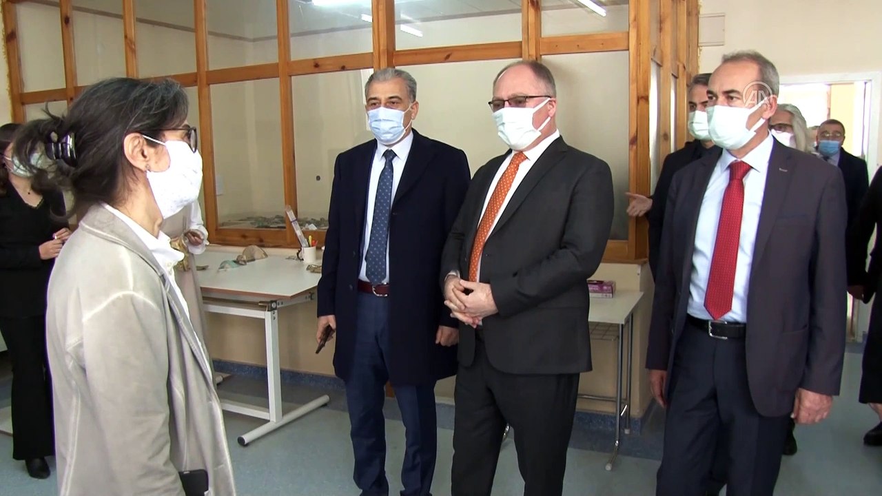 SİVAS - 'Kale Projesi' kapsamında yapılan kazılarda 42 bin parça tarihi eser gün yüzüne çıkarıldı