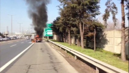 İSTANBUL - TEM Otoyolu'nda otomobil yangını