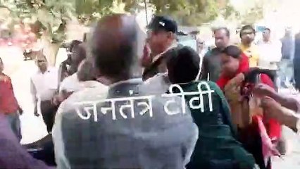 Descargar video: हरदोई: बीएसए ऑफिस बना कुश्ती का अखाड़ा