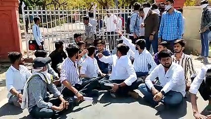 विद्यार्थियों की समस्याओं  का निवारण नहीं होने पर छात्रों का प्रदर्शन
